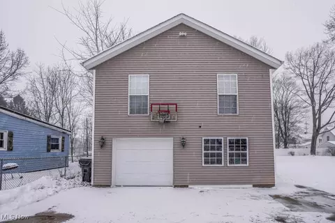 Exterior - 2854 Diamond St NE, Canton, OH 44721 photo 8 of 10