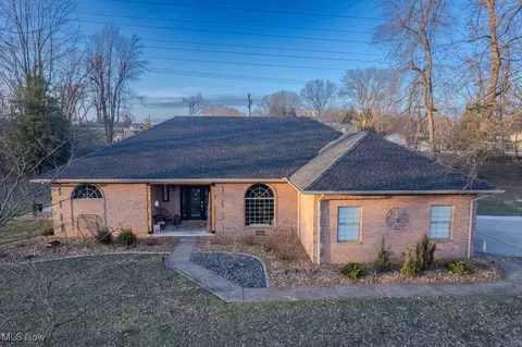 711 Briscoe Rd, Parkersburg, WV 26104