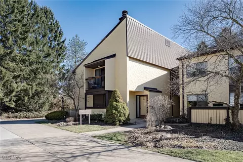 1100 Hampton Ridge Dr, Akron, OH 44313
