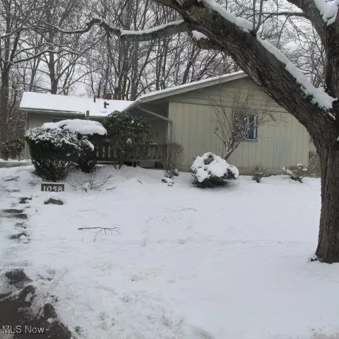 1058 Middlecoff Dr, Akron, OH 44313