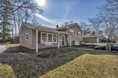 889 Hartford Dr, Elyria, OH 44035
