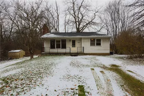 1974 Brookfield Rd, Hubbard, OH 44425