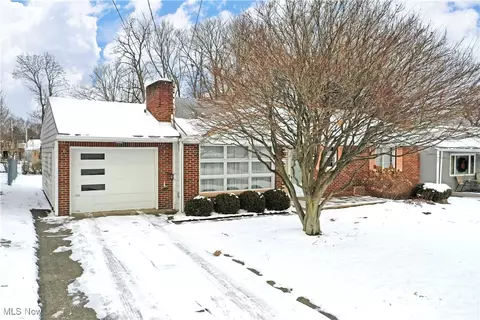 2018 Thurber Ln, Youngstown, OH 44509