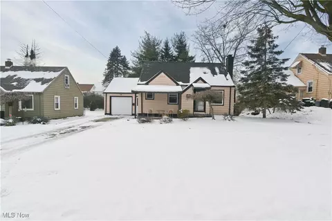 88 Helena Dr, Struthers, OH 44471