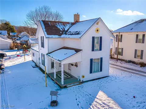 618 S 8th St, Coshocton, OH 43812