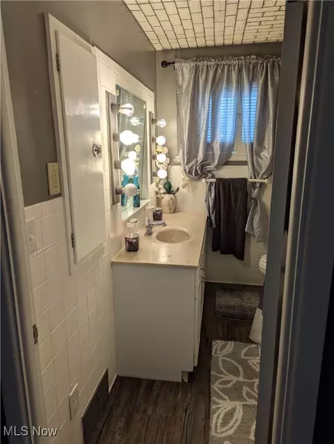 Bath - 1723 Clarendon Ave NW, Canton, OH 44708 photo 2 of 2