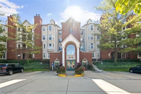 220 Fox Hollow Dr #301, Mayfield Heights, OH 44124