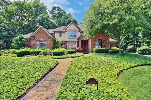 4 Hanna Ct, Bratenahl, OH 44108