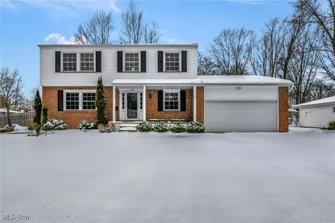752 Robin Dr, Eastlake, OH 44095