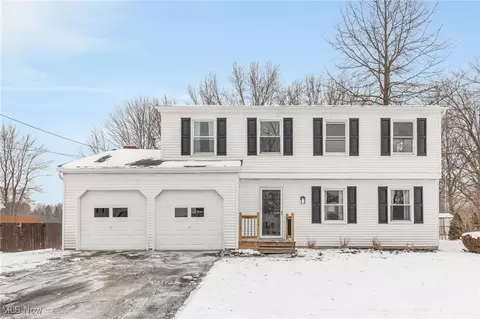 8093 Glen Oaks Dr NE, Warren, OH 44484