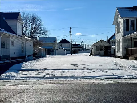 1115 Orchard St, Coshocton, OH 43812