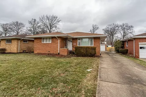 1966 Oakdale Dr NW, Warren, OH 44485
