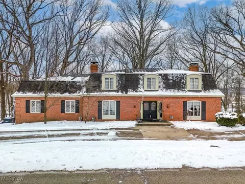 5323 Hilltop Dr NE, Magnolia, OH 44643
