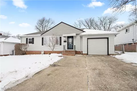 13584 Bellbrook Dr, Brook Park, OH 44142
