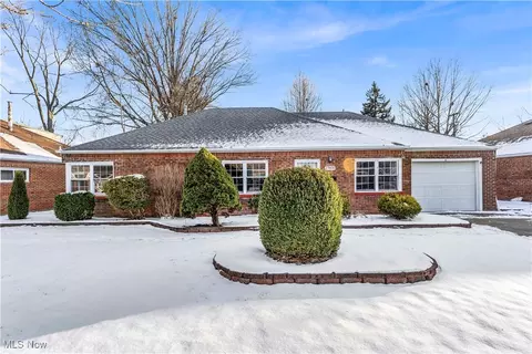 27400 Markbarry Dr, Euclid, OH 44132