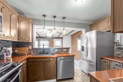 Kitchen - 71 E 217th St, Euclid, OH 44123 photo 3 of 5