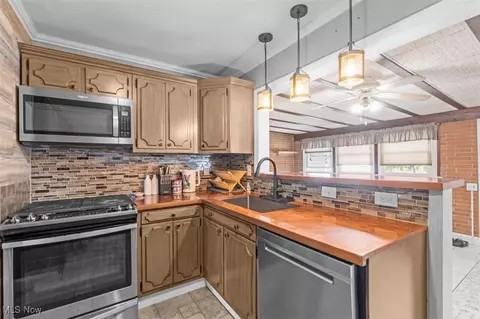 Kitchen - 71 E 217th St, Euclid, OH 44123 photo 5 of 5