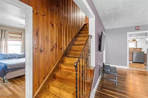 Entry Way - 71 E 217th St, Euclid, OH 44123 photo 4 of 5
