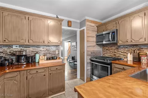 Kitchen - 71 E 217th St, Euclid, OH 44123 photo 4 of 5