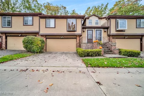 231 Greenbriar Ct, Euclid, OH 44143