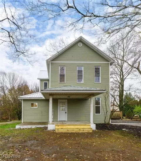 715 Newport Ave, Uhrichsville, OH 44683