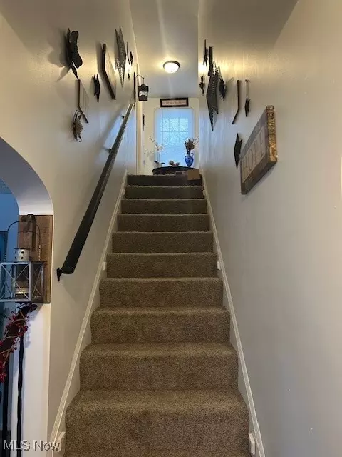 Entry Way - 2541 Robindale Ave, Akron, OH 44312 photo 2 of 4