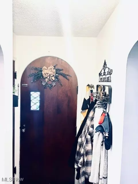 Entry Way - 2541 Robindale Ave, Akron, OH 44312 photo 1 of 4