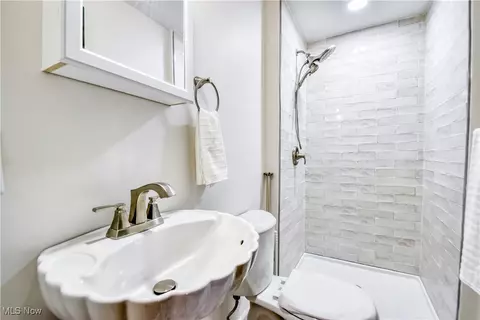 Bath - 6416 Chapel Rd, Madison, OH 44057 photo 1 of 8