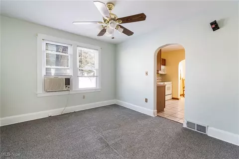 Living - 385 Creed St, Struthers, OH 44471 photo 6 of 9