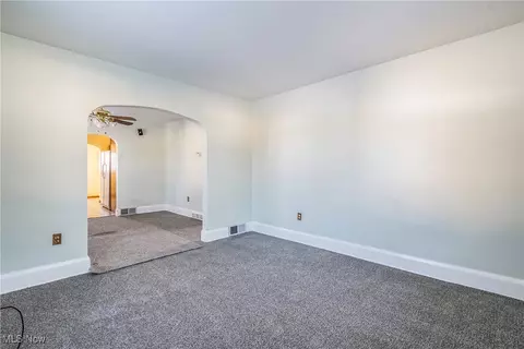Living - 385 Creed St, Struthers, OH 44471 photo 3 of 9