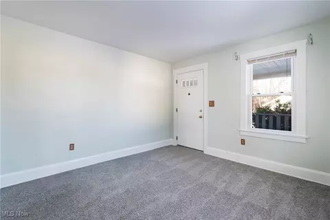 Living - 385 Creed St, Struthers, OH 44471 photo 4 of 9