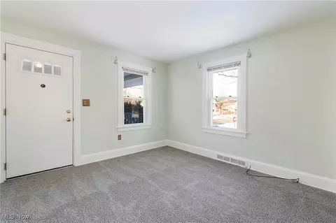 Living - 385 Creed St, Struthers, OH 44471 photo 5 of 9