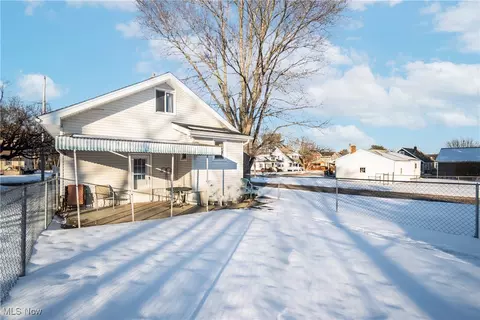Exterior - 385 Creed St, Struthers, OH 44471 photo 5 of 8