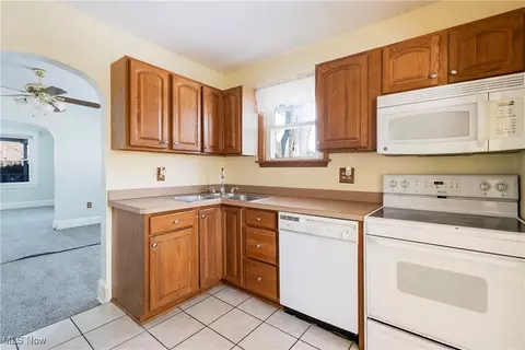 Kitchen - 385 Creed St, Struthers, OH 44471 photo 2 of 3