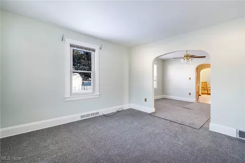 Living - 385 Creed St, Struthers, OH 44471 photo 1 of 9