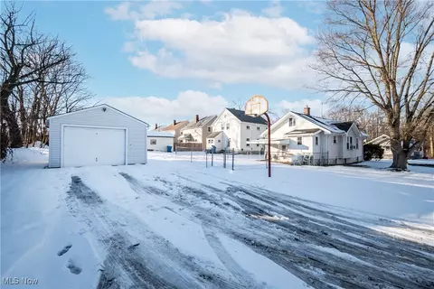 Exterior - 385 Creed St, Struthers, OH 44471 photo 2 of 8