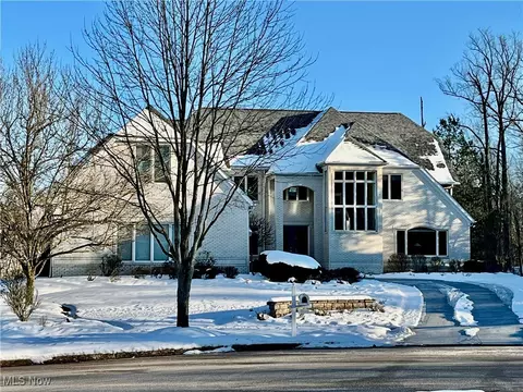 8556 Timber Trl, Brecksville, OH 44141