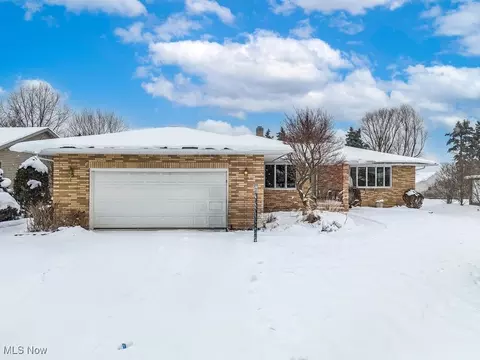 7660 Walnutwood Dr, Seven Hills, OH 44131