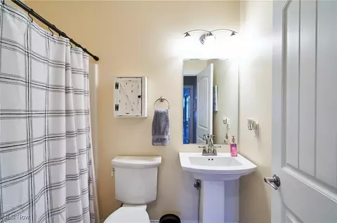 Bath - 10460 Thicket Trl, Doylestown, OH 44230 photo 2 of 3