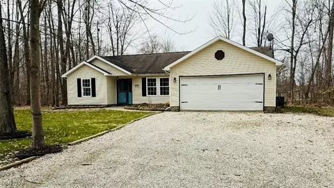 2000 Flame Lake Dr, Roaming Shores, OH 44084