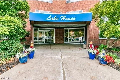 11850 Edgewater Dr #316, Lakewood, OH 44107