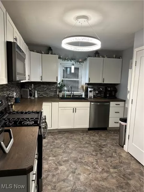 Kitchen - 1134 Bell Ave, Elyria, OH 44035 photo 1 of 2