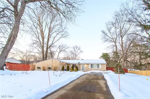 861 Sioux Ln, Macedonia, OH 44056