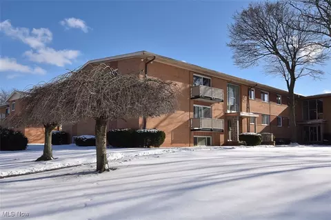 22071 River Oaks Dr #A12, Rocky River, OH 44116