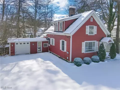 42 E Cottage St, Chagrin Falls, OH 44022
