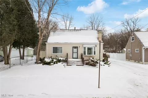 661 Tallkron Dr, Akron, OH 44305