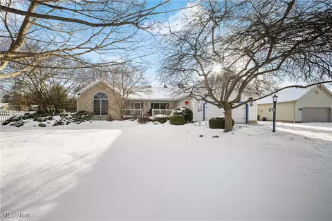 3570 Falcon Chase St NW, Uniontown, OH 44685