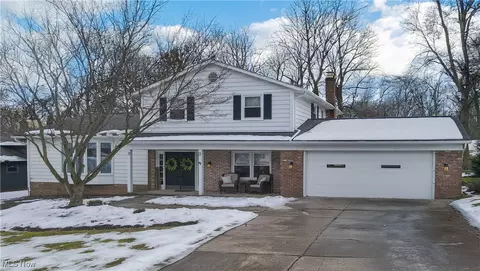 8691 Lake Forest Trl, Chagrin Falls, OH 44023