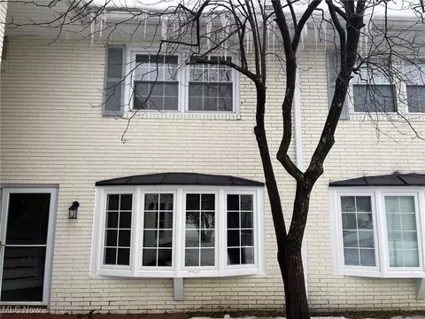 8 Meadowlawn Dr #15, Mentor, OH 44060