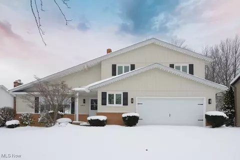 6405 Ely Vista Dr, Parma, OH 44129